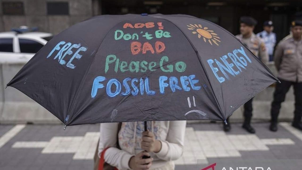 Provinsi Banten dan Gorontalo di Indonesia menunjukkan kearifan lokal dalam mengelola gula aren secara berkelanjutan, menghasilkan bioetanol dan berkontribusi pada ekonomi serta pelestarian lingkungan.