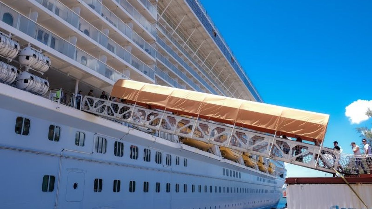 Kedatangan kapal pesiar mewah Anthem of the Seas di Bali menandai peningkatan signifikan sektor pariwisata Indonesia dan komitmen pemerintah untuk mengembangkan wisata bahari.