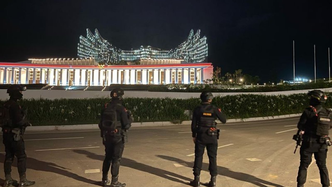 Pasukan Brimob Polda Kaltim meningkatkan patroli keamanan di Ibu Kota Nusantara (IKN) untuk menjaga kondusivitas pembangunan.