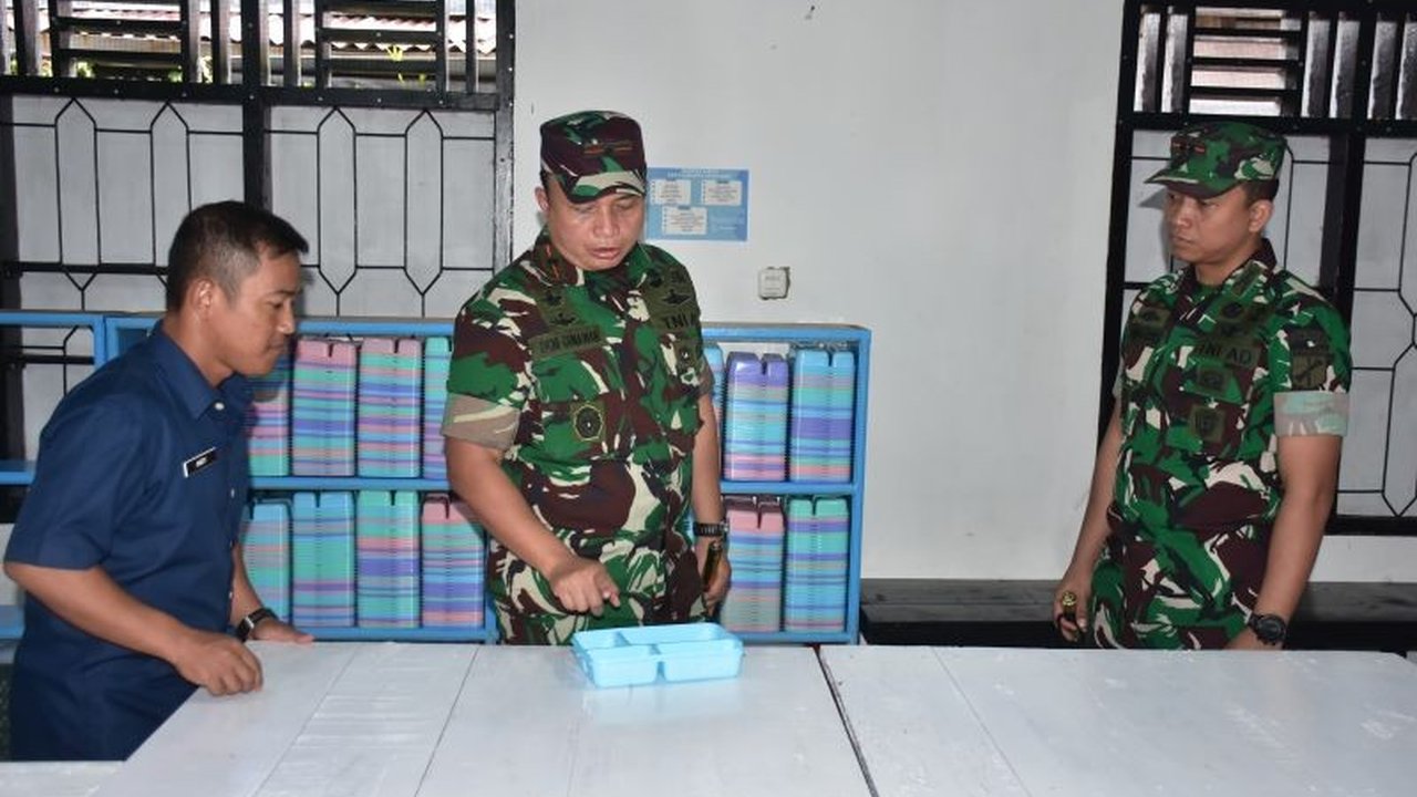 Korem 132 Tadulako memastikan program Makan Bergizi Gratis (MBG) di Tolitoli, Sulawesi Tengah berjalan sesuai prosedur, dengan dapur sehat yang terjamin kebersihan dan keamanan pangannya.
