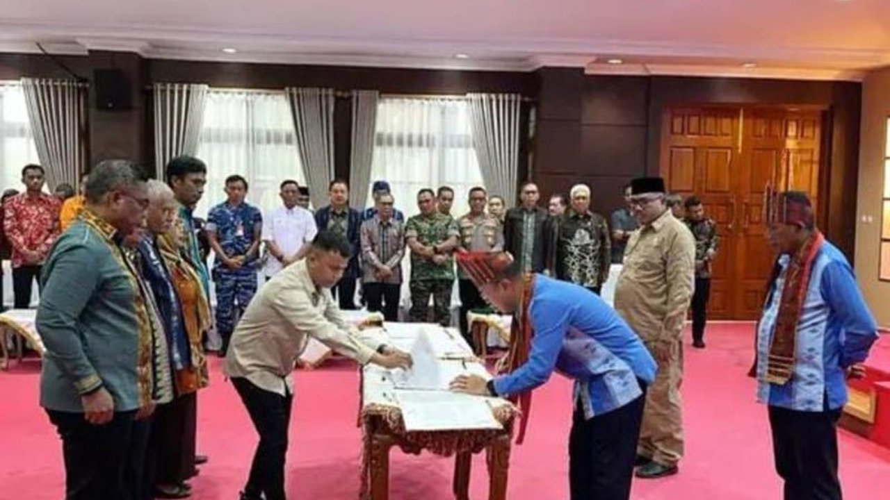 Gubernur Sulawesi Tenggara, Andi Sumangerukka, teken pakta integritas dengan seluruh kepala OPD untuk mencegah korupsi dan nepotisme, sekaligus komitmen menjalankan tugas dengan jujur.