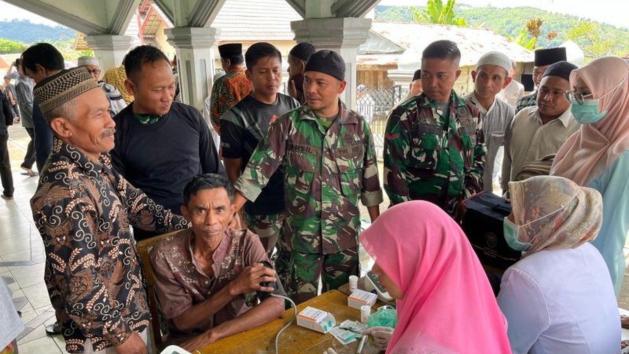 Satgas TMMD ke-123 Kodim 0304/Agam di Kabupaten Agam, Sumatera Barat, mendampingi pemeriksaan kesehatan warga Jorong Ilalang dan memberikan bantuan vitamin untuk meningkatkan kesejahteraan masyarakat.