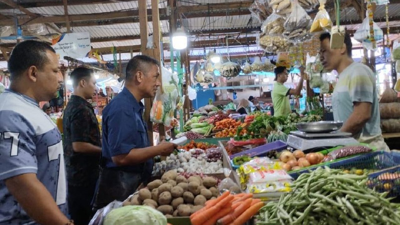 Satgas Pangan Polda Papua melakukan pengawasan harga dan ketersediaan bahan pokok di Jayapura menjelang Ramadhan, memastikan harga tetap stabil dan ketersediaan cukup.