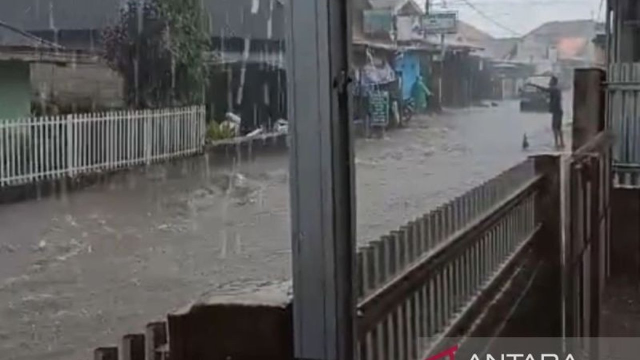 Banjir yang kerap melanda Rejang Lebong, Bengkulu disebabkan oleh drainase yang kelebihan kapasitas dan rendahnya kesadaran warga dalam membuang sampah, ungkap BPBD.
