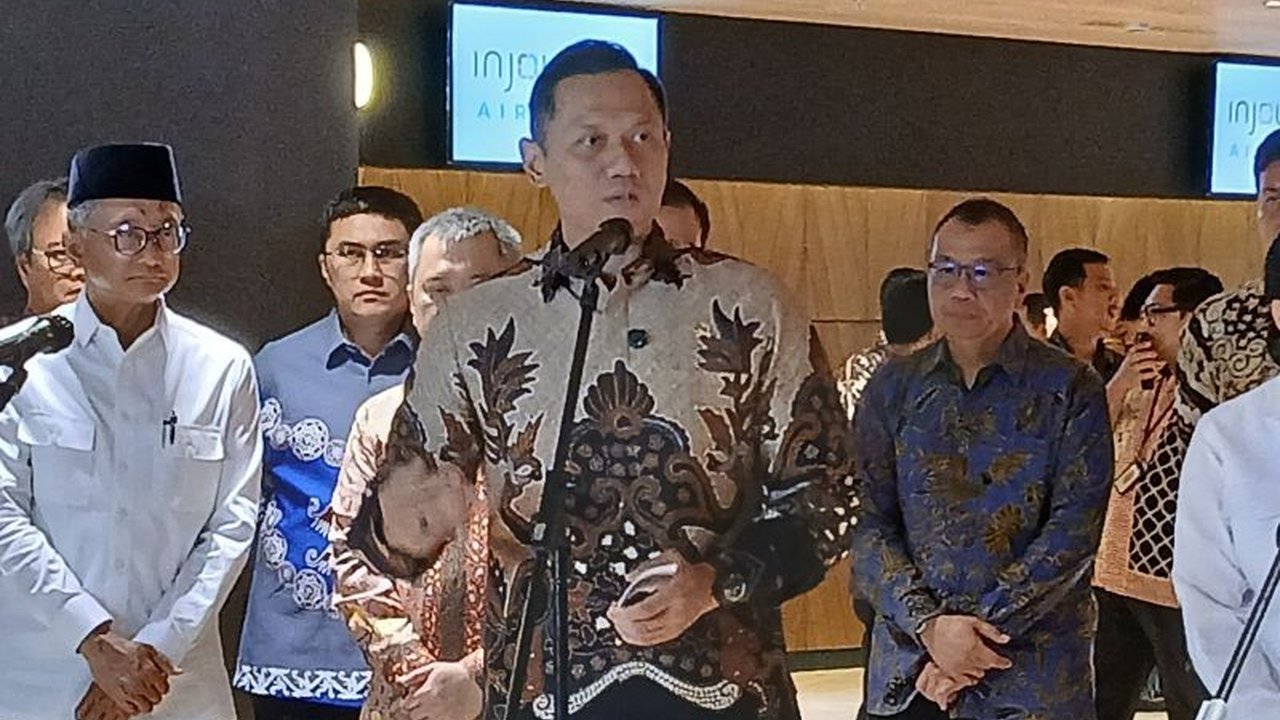 Pemerintah gencar mempercepat penyelesaian infrastruktur jalan tol, jembatan, dan jalur mudik lainnya serta memberikan diskon tiket pesawat dan tol untuk kelancaran mudik Lebaran 2025.