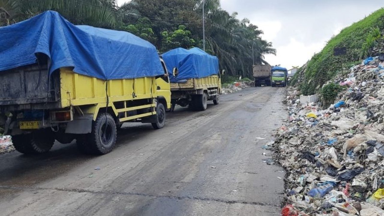 Tempat Pembuangan Akhir (TPA) Muara Fajar II di Pekanbaru, Riau, kewalahan menampung sampah hingga 900 ton per hari, dengan tumpukan sampah mencapai enam meter; rencana penerapan sistem sanitary landfill sedang dipersiapkan.