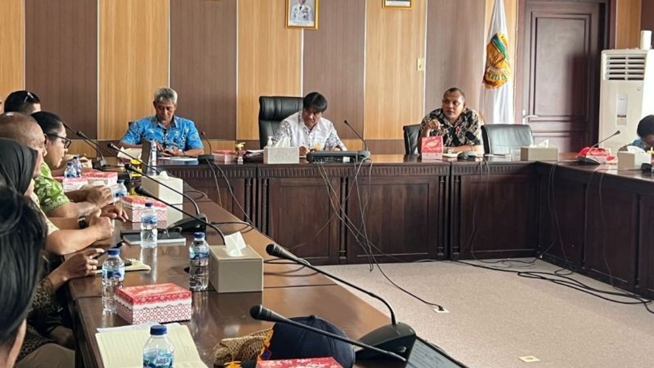 Pemerintah Kabupaten Mimika memastikan seluruh kegiatan pembangunan di wilayahnya sesuai rencana tata ruang melalui penerapan izin Kesesuaian Kegiatan Pemanfaatan Ruang (KKPR), demi pembangunan berkelanjutan.