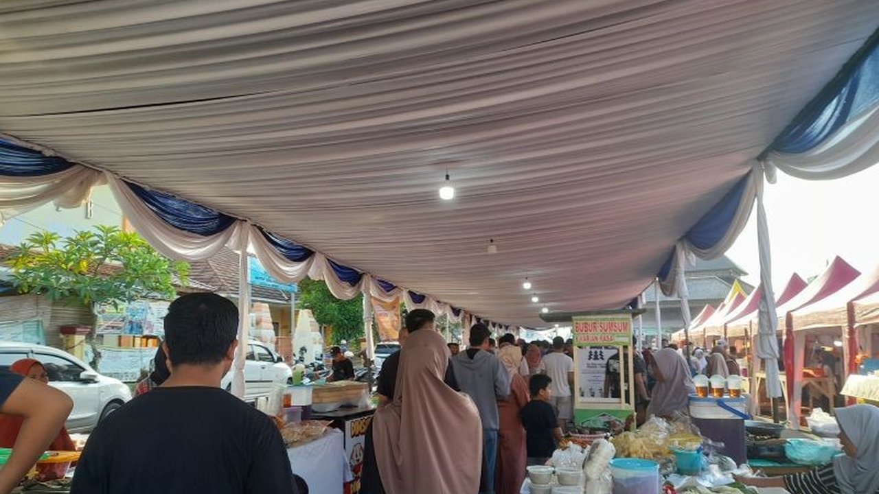 Warga Serang antusias berburu takjil di Masjid Ats Tsauroh, menikmati aneka kuliner buka puasa dengan harga terjangkau dan suasana sore hari yang meriah.