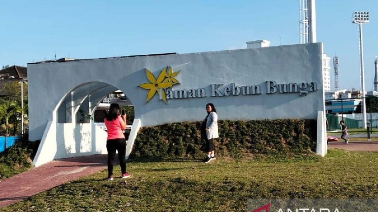 Direvitalisasi dan diresmikan oleh Wali Kota Medan, Taman Kebun Bunga kini menjadi tempat favorit warga untuk menghabiskan waktu menunggu berbuka puasa.