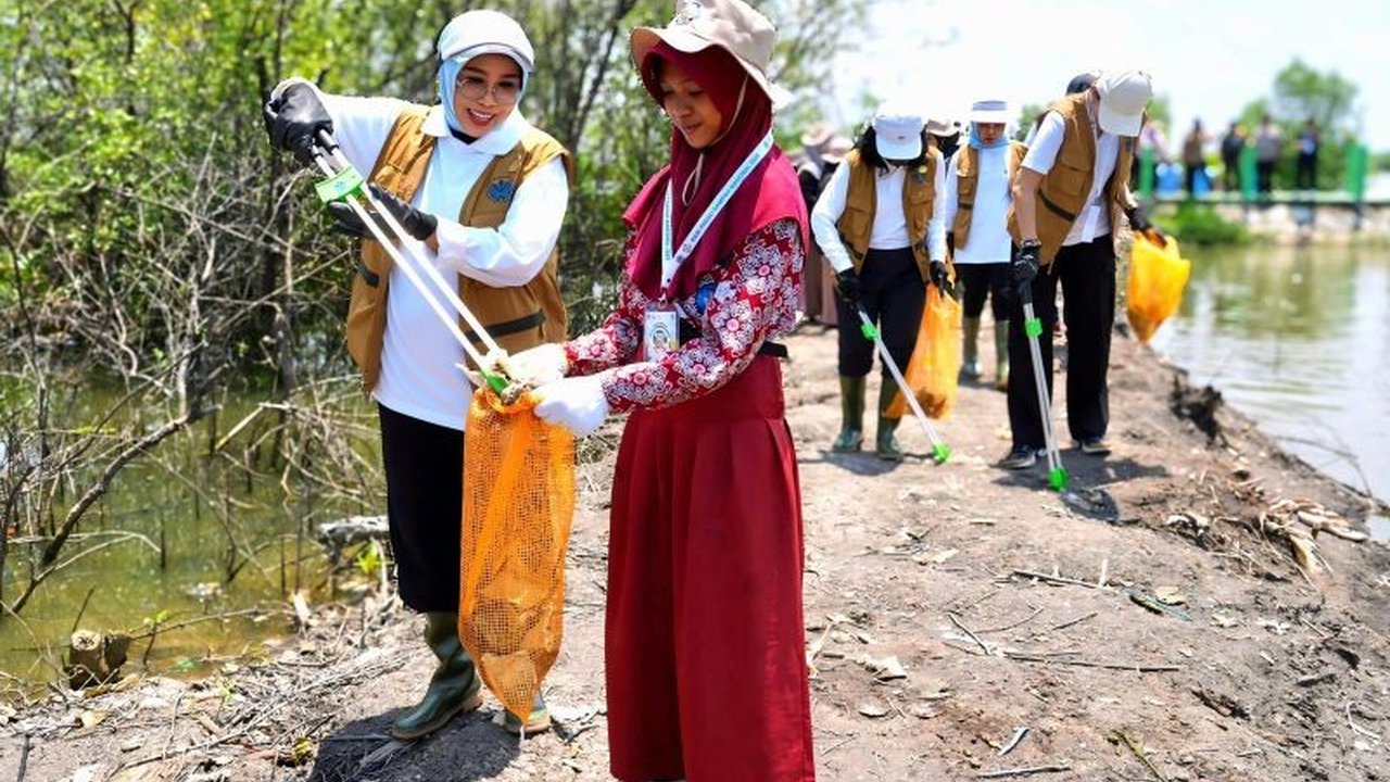 Istri Menteri Sosial, Fatma Saifullah Yusuf, aktif dalam pemberdayaan komunitas mangrove melalui aksi bersih-bersih dan mendorong kesadaran masyarakat akan pentingnya menjaga lingkungan.