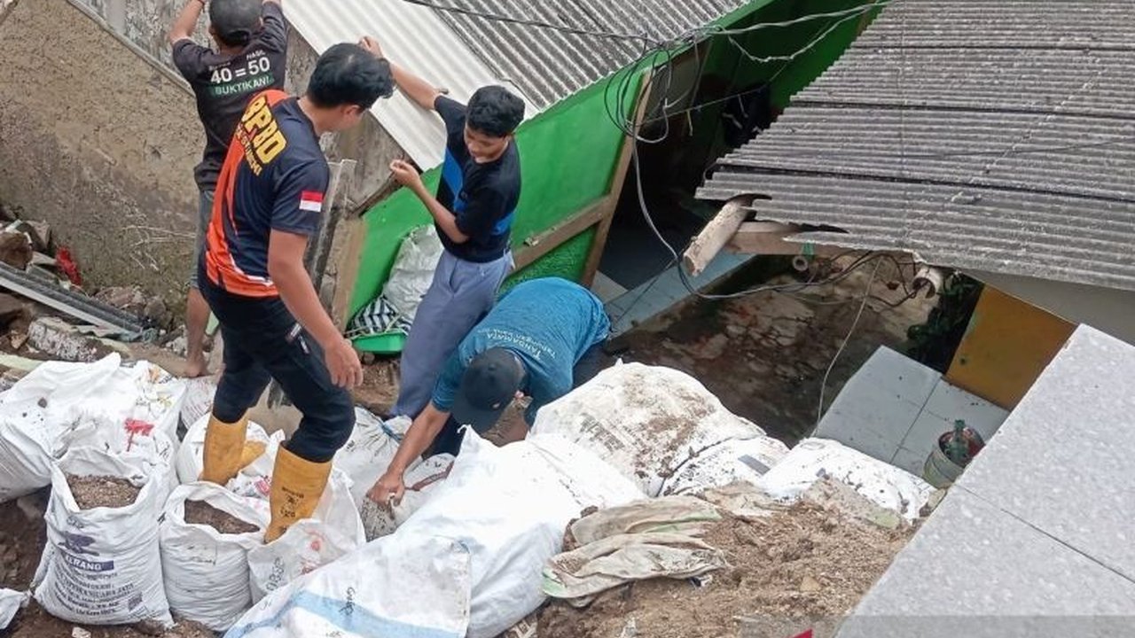 Hujan deras menyebabkan dinding rumah roboh di Sukabumi, Jawa Barat; BPBD Kota Sukabumi melakukan evakuasi dan penanganan sementara, mencegah longsor susulan.