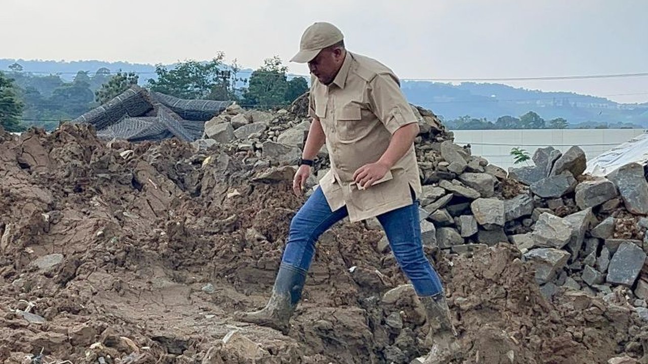 Usai retret, Bupati Bogor Rudy Susmanto langsung meninjau lokasi banjir di Desa Cijayanti dan menemukan pendangkalan Kali Cisarapati sebagai penyebab utama, mendorong kolaborasi untuk normalisasi sungai.