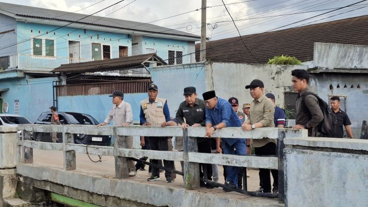 Gubernur Lampung, Rahmat Mirzani Djausal, mengusulkan perapian bangunan di sepadan sungai Bandarlampung sebagai solusi mengatasi banjir berulang yang disebabkan penyempitan aliran air.