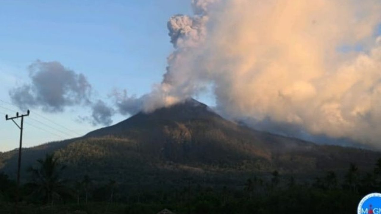 Gunung Lewotobi Laki-laki Erupsi 11 Kali, Warga Diminta Waspada!