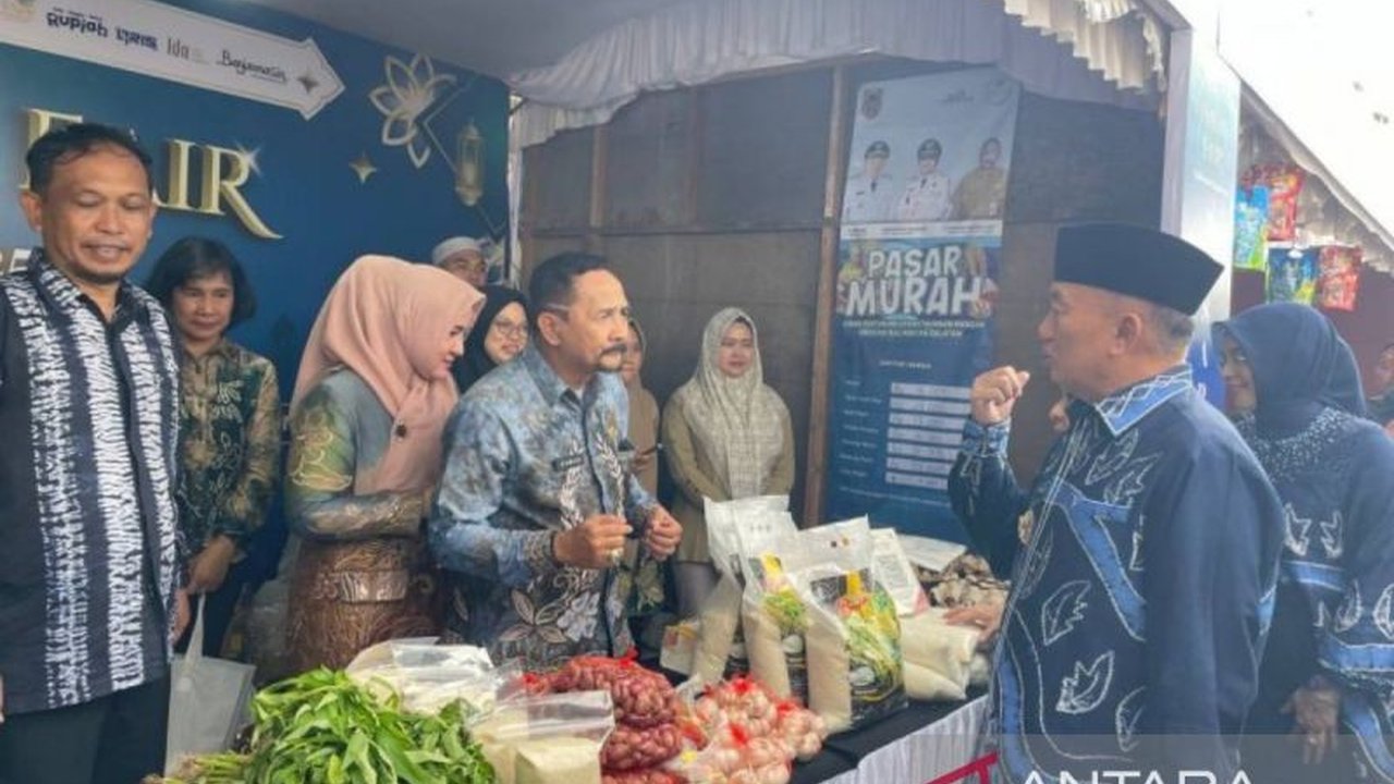 Pemerintah Provinsi Kalimantan Selatan menggelar pasar murah hasil pertanian dan perikanan di Banjarmasin selama Ramadhan, menyediakan bahan pangan terjangkau dan edukasi konsumsi ikan.