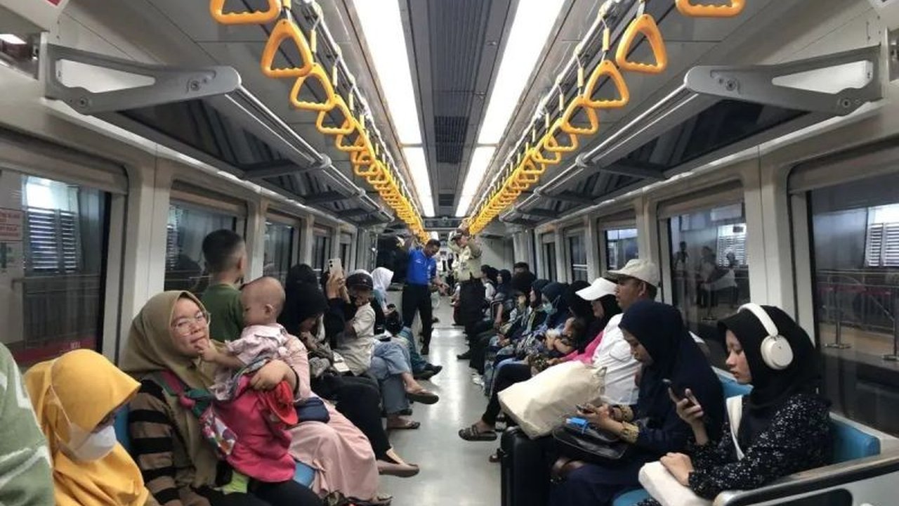 PT KAI Divre III Palembang memberikan kelonggaran bagi penumpang LRT Sumsel untuk berbuka puasa di dalam gerbong selama Ramadhan 2025, dengan tetap menjaga kebersihan dan ketertiban.