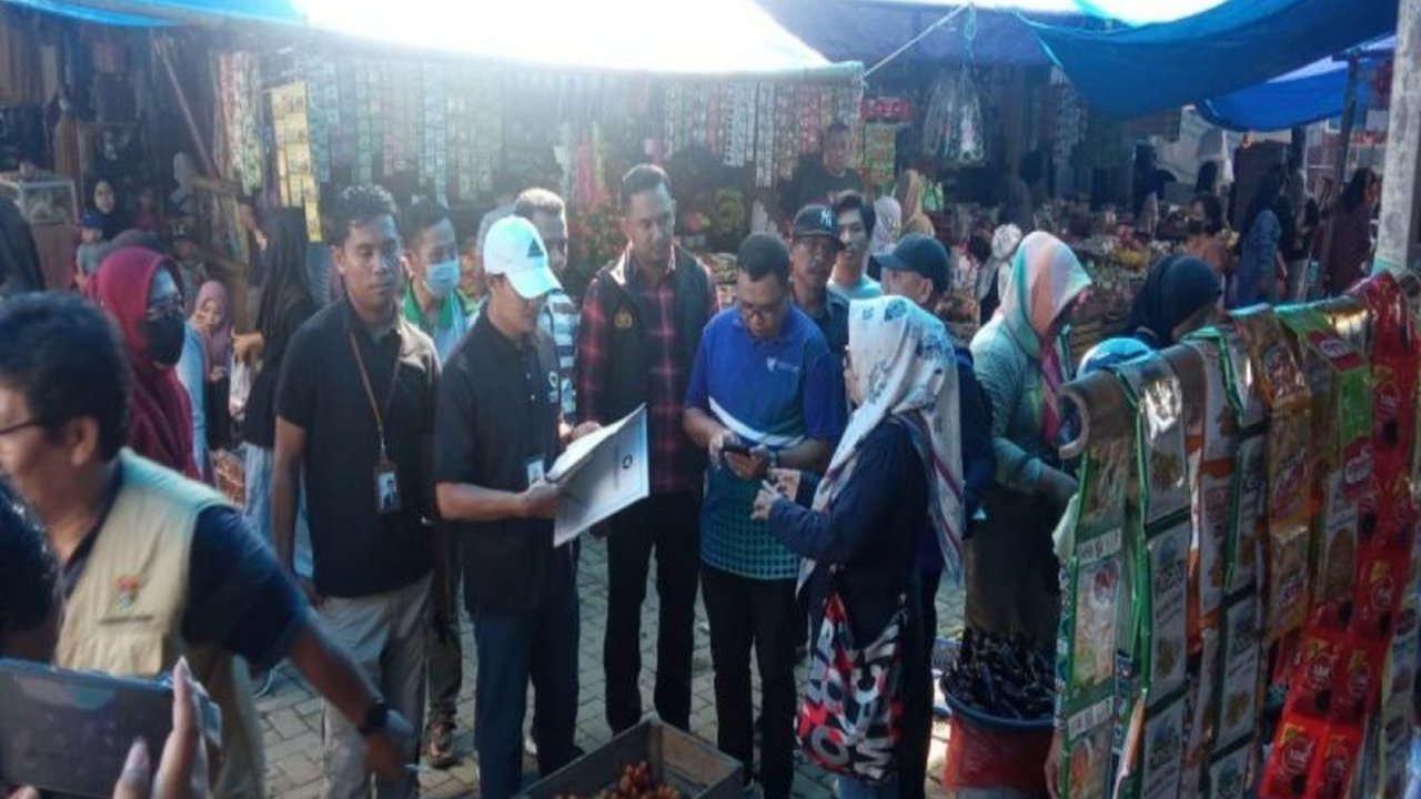Polda Sulawesi Barat dan Disperindag bersama Ombudsman Sulbar pantau Harga Eceran Tertinggi (HET) bahan pokok di Mamuju untuk mencegah lonjakan harga selama Ramadhan.