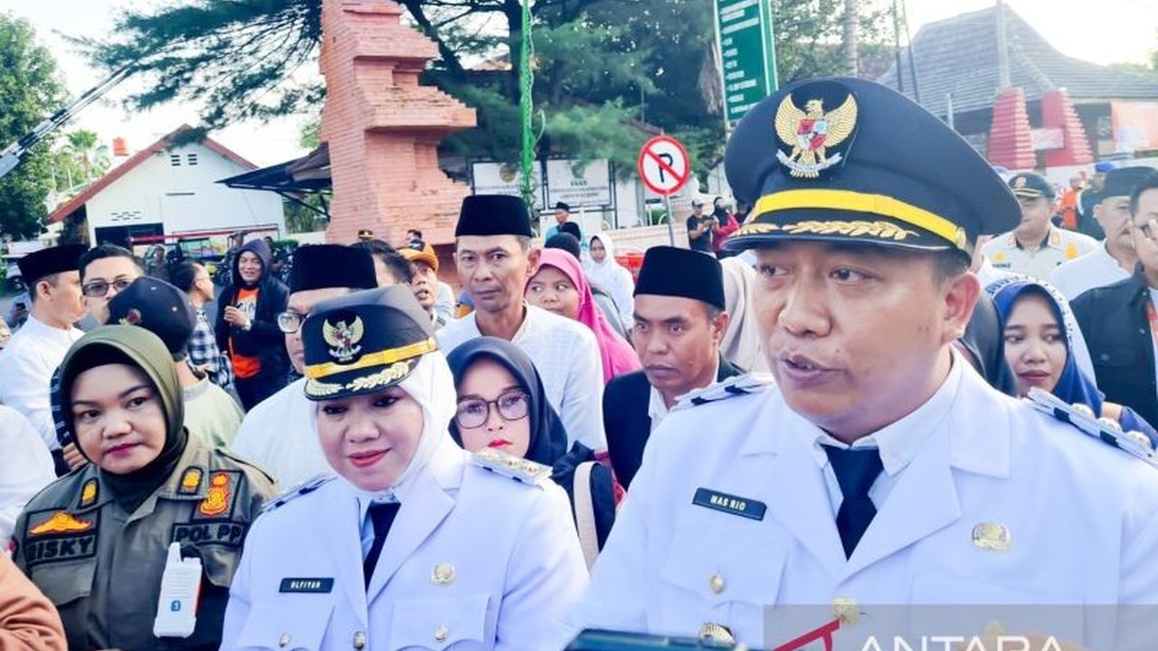 Bupati Situbondo, Yusuf Rio Wahyu Prayogo, membentuk tim transisi untuk menyelaraskan program pemerintahan sebelumnya dengan program saat ini, dengan fokus utama pada peningkatan layanan kesehatan dan pendidikan.