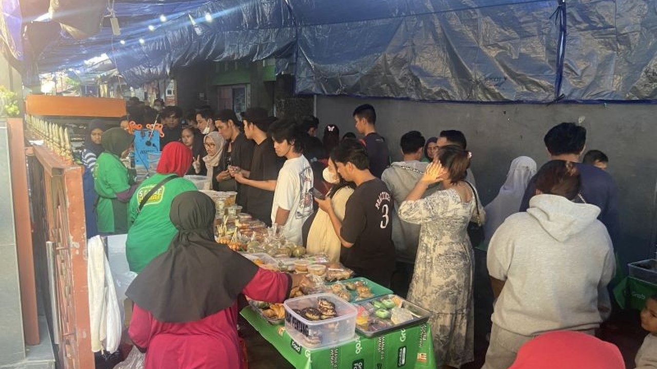 Kampung Wanasari di Denpasar diramaikan oleh ratusan pedagang UMKM yang menjajakan takjil dan makanan berat, menarik minat masyarakat Bali dan wisatawan asing selama Ramadan.