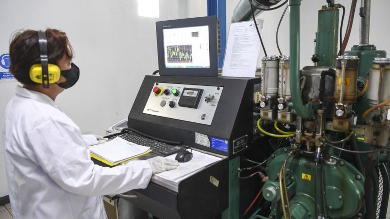 Praktisi migas Inas Nasrullah Zubir menjelaskan pentingnya proses blending bahan bakar untuk menghasilkan kualitas dan performa mesin kendaraan yang optimal, serta menjelaskan proses produksi bensin.