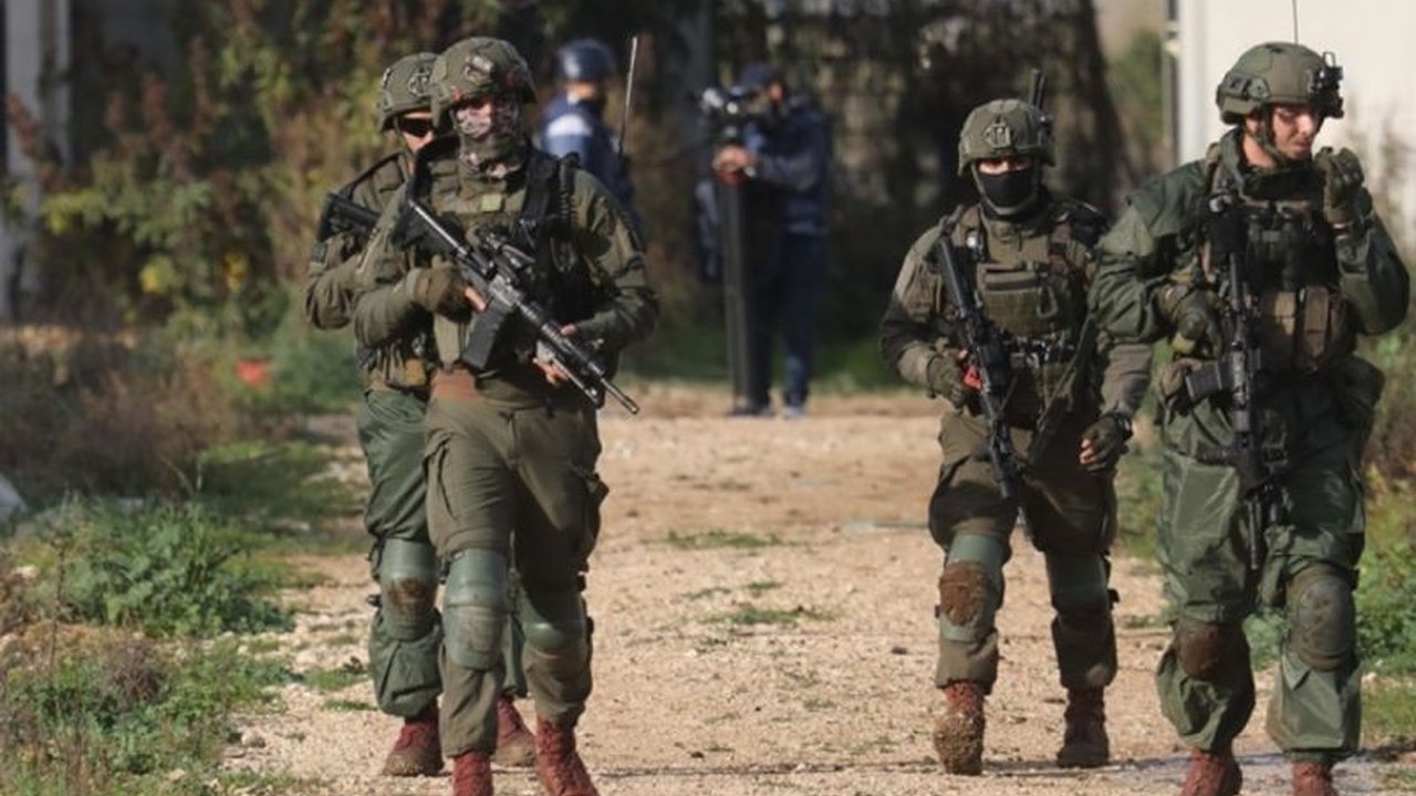 Amerika Serikat menyetujui penjualan senjata senilai Rp48,9 triliun ke Israel, memicu kontroversi di tengah gencatan senjata Gaza dan tuduhan kejahatan perang terhadap pemimpin Israel.