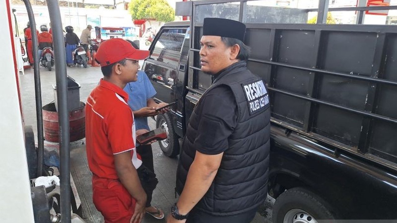 Kepolisian Resort Aceh Barat menertibkan antrean BBM subsidi di SPBU Meulaboh untuk mencegah penyalahgunaan dan memastikan distribusi merata, mengatasi keluhan masyarakat akan kemacetan panjang.
