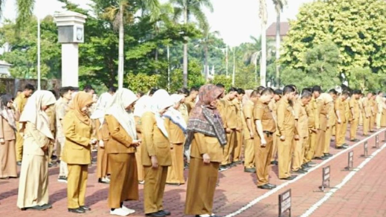 Pemerintah Kabupaten Karawang, Jawa Barat, menerapkan penyesuaian jam kerja ASN selama Ramadhan 1446 H, dimulai pukul 08.00 WIB untuk menjaga produktivitas dan memfasilitasi ibadah puasa.