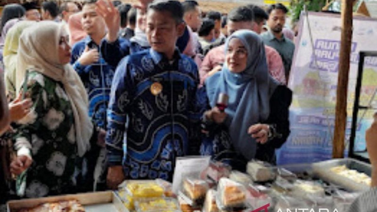 Wali Kota Banjarmasin, H. Muhammad Yamin, meminta pedagang Pasar Wadai Ramadhan 1446 H mengurangi sampah plastik guna mengatasi darurat sampah di kota tersebut.