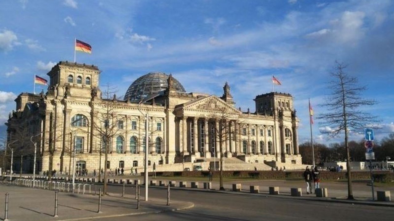 Menlu Jerman, Annalena Baerbock, mendesak parlemen untuk segera menyetujui alokasi tambahan 3 miliar euro untuk Ukraina menyusul kegagalan pertemuan antara Presiden AS Trump dan Presiden Ukraina Zelenskyy.