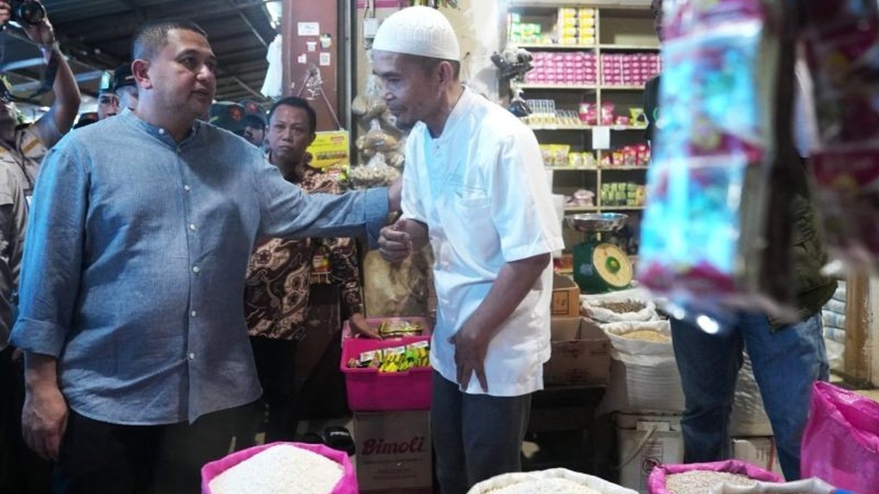 Wali Kota Makassar, Munafri Arifuddin, berkomitmen membenahi pasar tradisional yang kumuh dan mengganggu lalu lintas, dimulai dengan pembenahan pengelolaan pasar dan pengembangan konsep pasar modern.
