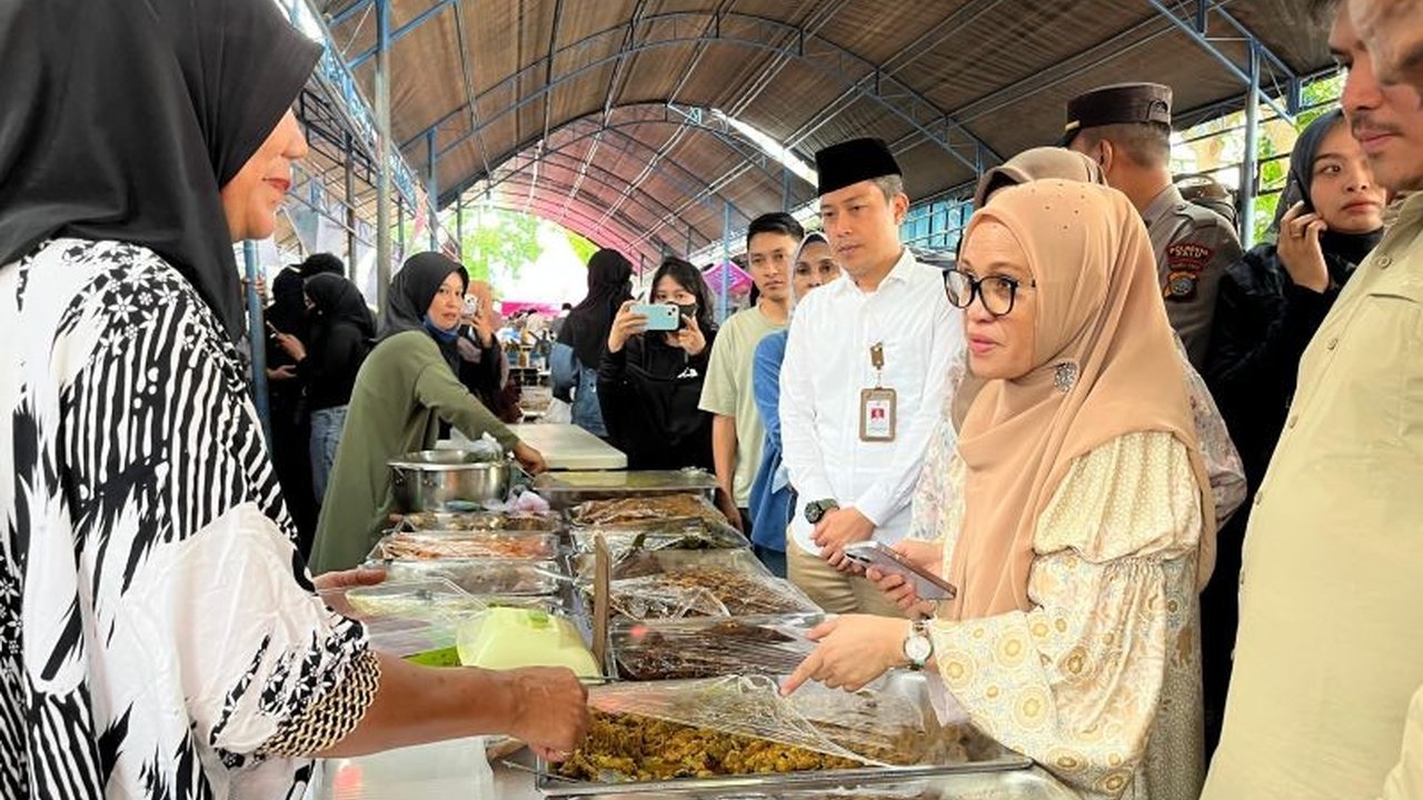 Masyarakat Palu kini dapat menikmati kemudahan bertransaksi menggunakan QRIS di Pasar Ramadhan, meskipun belum semua pedagang UMKM menerapkannya.