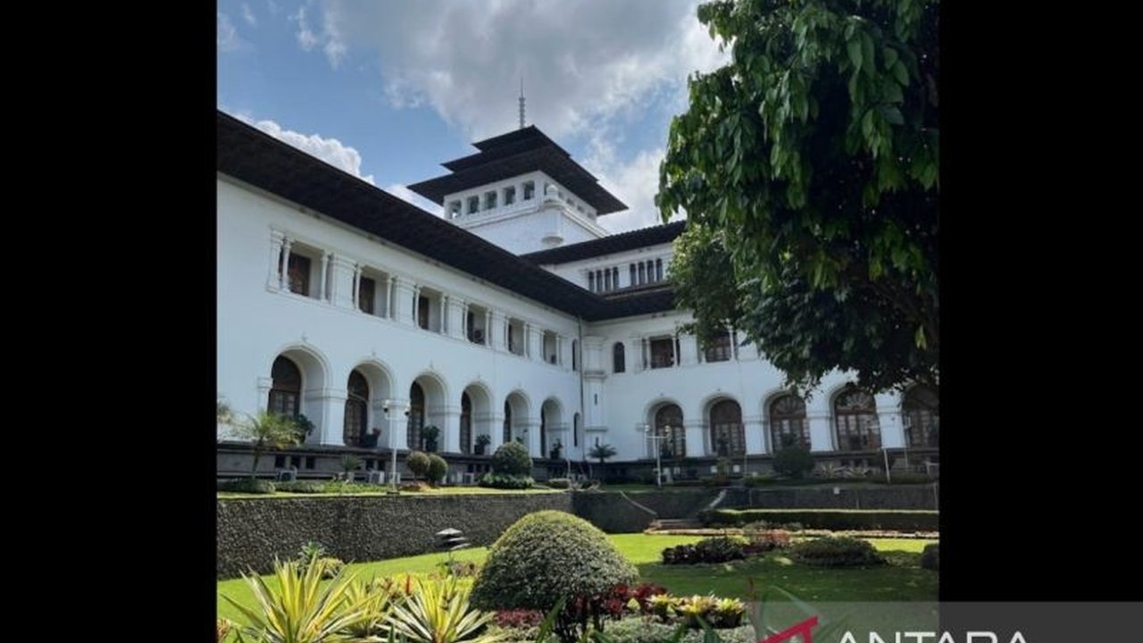 Pemerintah Provinsi Jawa Barat memberlakukan aturan baru jam kerja ASN selama Ramadhan, masuk lebih pagi dan pulang lebih siang untuk menjaga kesehatan dan efisiensi.