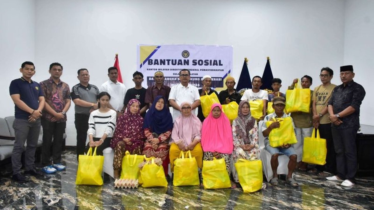 Kepala Kantor Wilayah Ditjenpas Sulsel, Rudy Fernando Sianturi, menyerahkan bantuan sosial berupa sembako kepada pensiunan pegawai dan masyarakat sekitar Kantor Wilayah dalam rangka bulan Ramadhan.