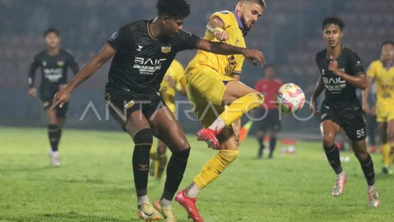 Kekalahan Persik Kediri atas Dewa United dengan skor 1-2 di Stadion Brawijaya disebabkan oleh kurang efisiennya pemain asing dan penurunan ritme permainan Dewa United setelah insiden mati lampu.