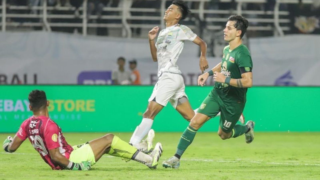 Kemenangan telak 4-1 atas Persib Bandung di Stadion Gelora Bung Tomo mengakhiri penantian panjang Persebaya Surabaya selama lima tahun untuk kembali mengalahkan Maung Bandung dalam laga resmi.