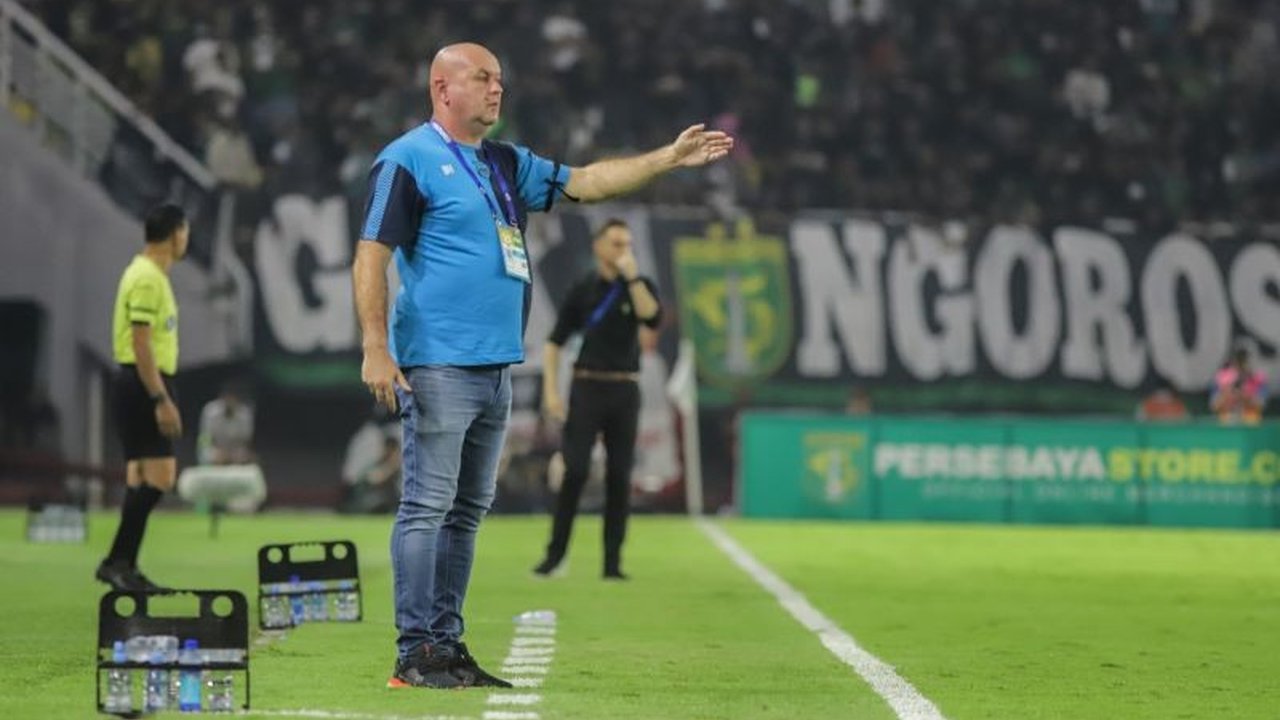 Pelatih Persib, Bojan Hodak, mengakui kesalahan taktisnya yang menyebabkan kekalahan telak 4-1 atas Persebaya Surabaya di Stadion Gelora Bung Tomo, Sabtu malam.