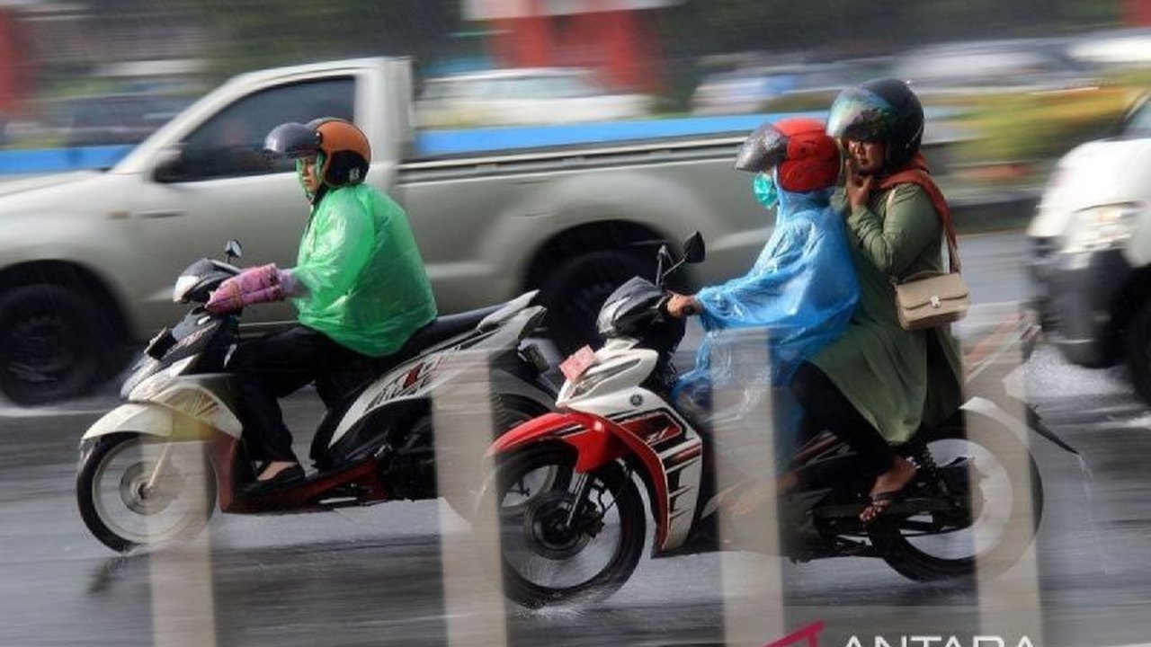 BMKG memprakirakan sejumlah kota besar di Indonesia akan diguyur hujan pada Minggu ini, dengan intensitas bervariasi dari hujan ringan hingga hujan petir.