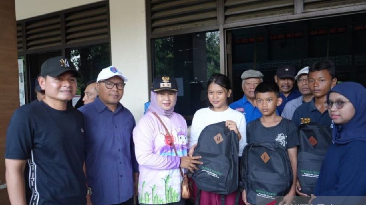 Kebakaran di Pondok Bambu, Jaktim, Jumat lalu, telah menghanguskan 30 rumah dan menyebabkan 120 jiwa mengungsi; Wali Kota Jaktim meninjau lokasi dan memastikan bantuan diberikan.