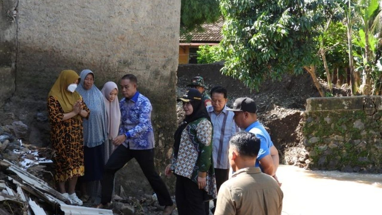 Pemkot Bandarlampung akan merobohkan empat rumah di atas sungai di Sukamaju untuk mencegah banjir dan akan memperketat pengawasan pembangunan di bantaran sungai.
