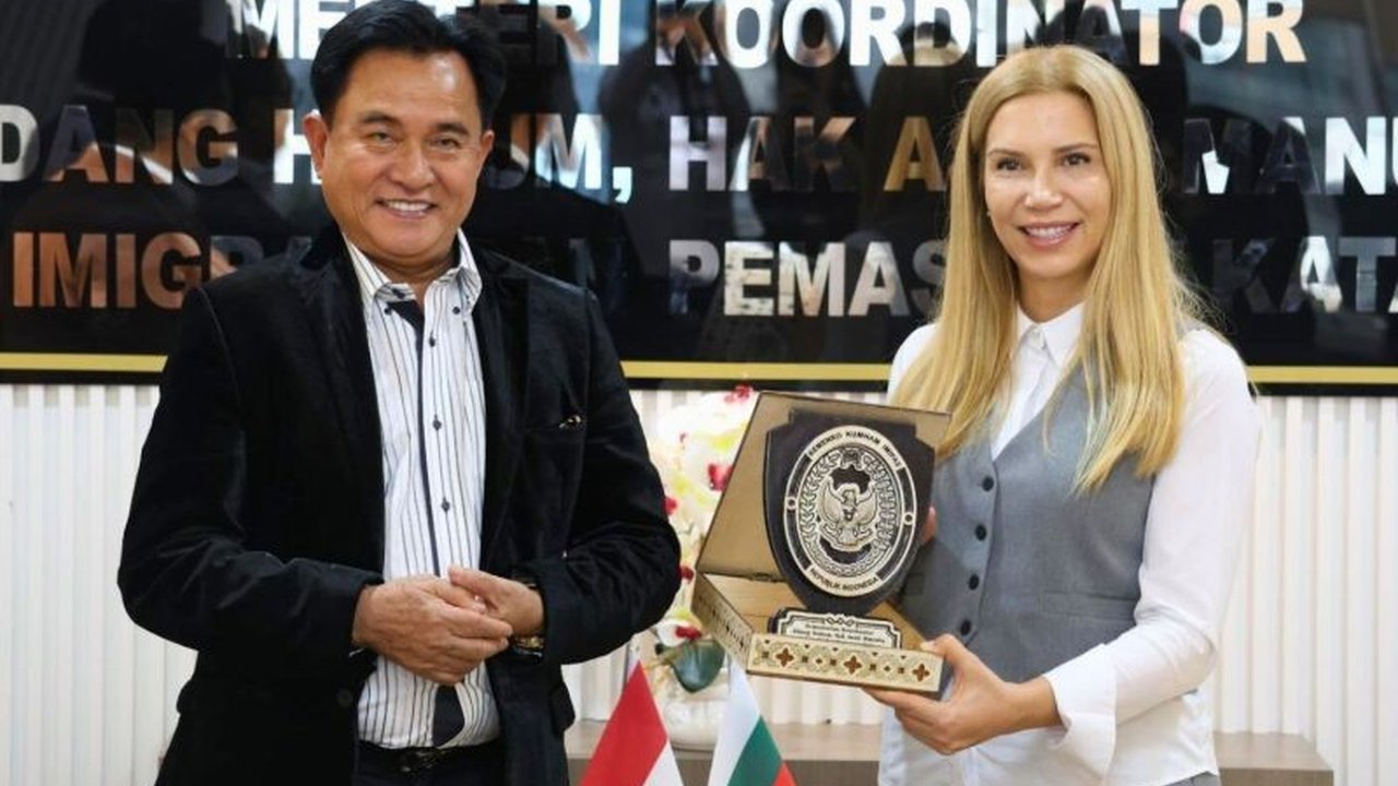 Menko Hukum dan HAM Yusril Ihza Mahendra akan mempelajari permintaan pemindahan tiga narapidana Bulgaria dari Yogyakarta, mempertimbangkan prinsip keadilan dan kepentingan nasional.