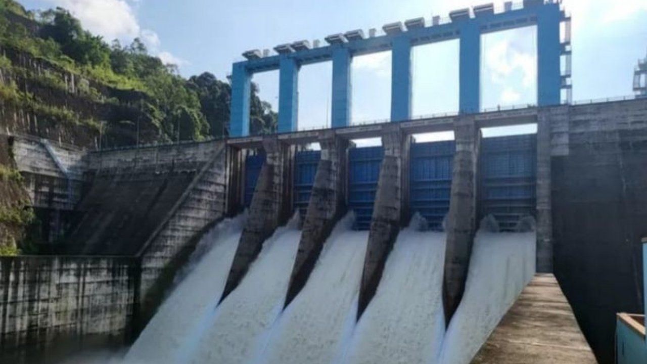 PLTA Koto Panjang di Riau menambah tinggi bukaan lima pintu pelimpahnya hingga 120 sentimeter untuk mengantisipasi debit air yang tinggi, warga diimbau waspada terhadap kenaikan air Sungai Kampar.