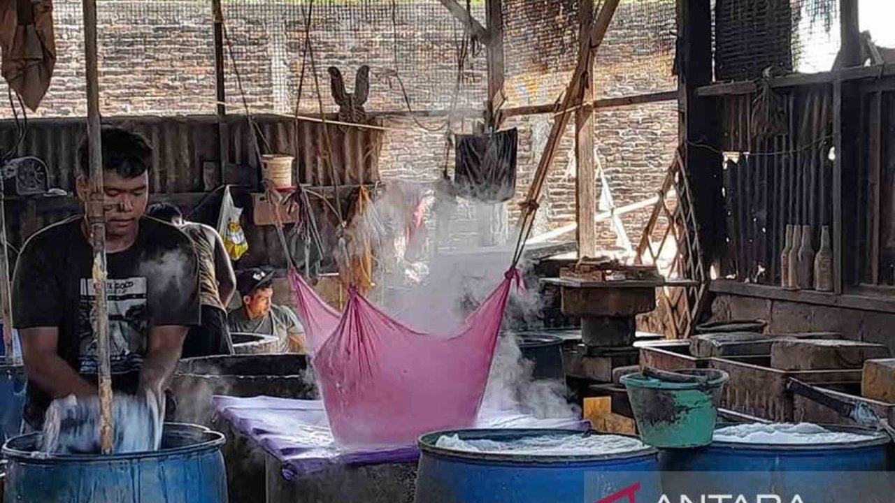 Perajin tahu di Banda Aceh meningkatkan produksi hingga dua kali lipat di awal Ramadhan 2025 untuk memenuhi peningkatan permintaan, meskipun harga tetap stabil.
