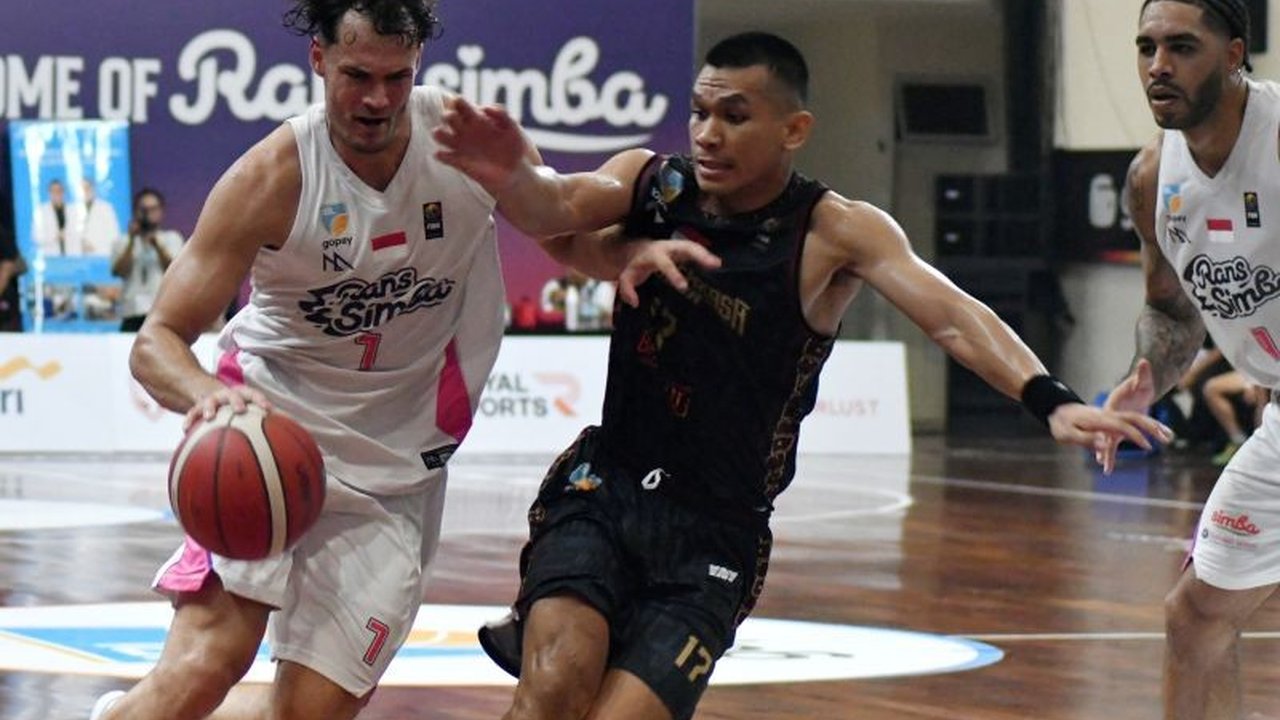 Rans Simba Bogor, setelah melewati awal musim yang sulit, kini melesat dengan enam kemenangan beruntun di IBL 2025, menempati peringkat kedua klasemen, namun tantangan berat menanti di bulan Maret.