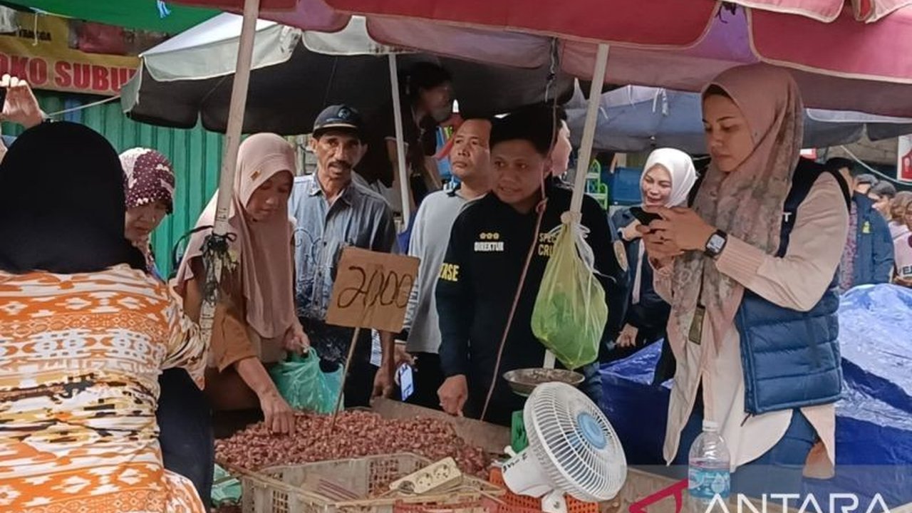 Polda Sumsel membentuk satgas pengawas pasar dan membuka layanan pengaduan untuk menangani kelangkaan dan kenaikan harga bahan pokok yang tidak wajar selama bulan Ramadan.