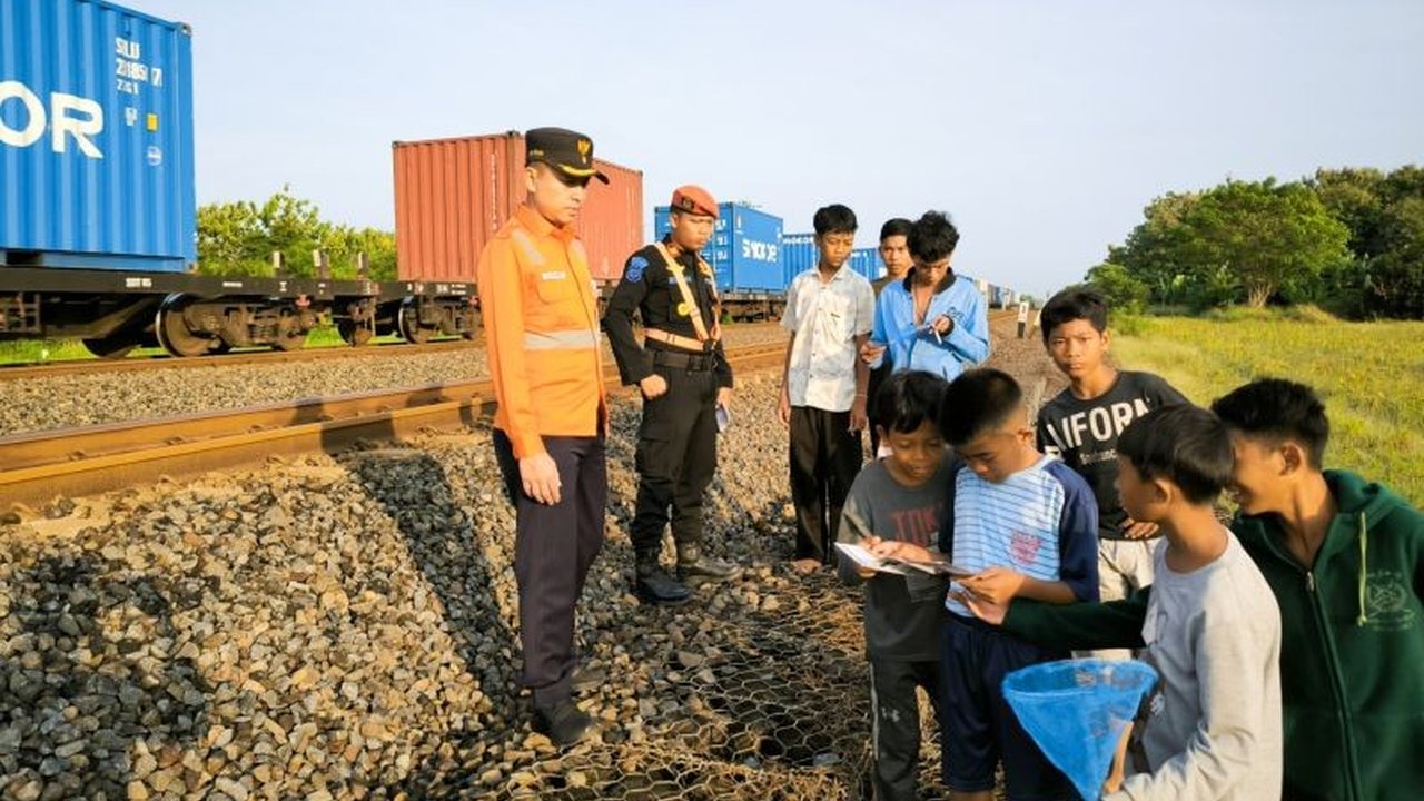 PT Kereta Api Indonesia (KAI) meminta masyarakat tidak ngabuburit di jalur kereta api selama Ramadhan karena sangat berbahaya dan melanggar UU Perkeretaapian.