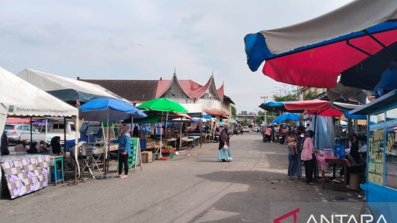Pemerintah Kota Pariaman dirikan dua pasar takjil atau 'pabukoan' selama Ramadhan 1446 H di Pasar Rakyat Pariaman dan Pasar Kurai Taji untuk memudahkan masyarakat berbuka puasa dan menunjang perekonomian lokal, dengan pengawasan ketat dari BPOM.