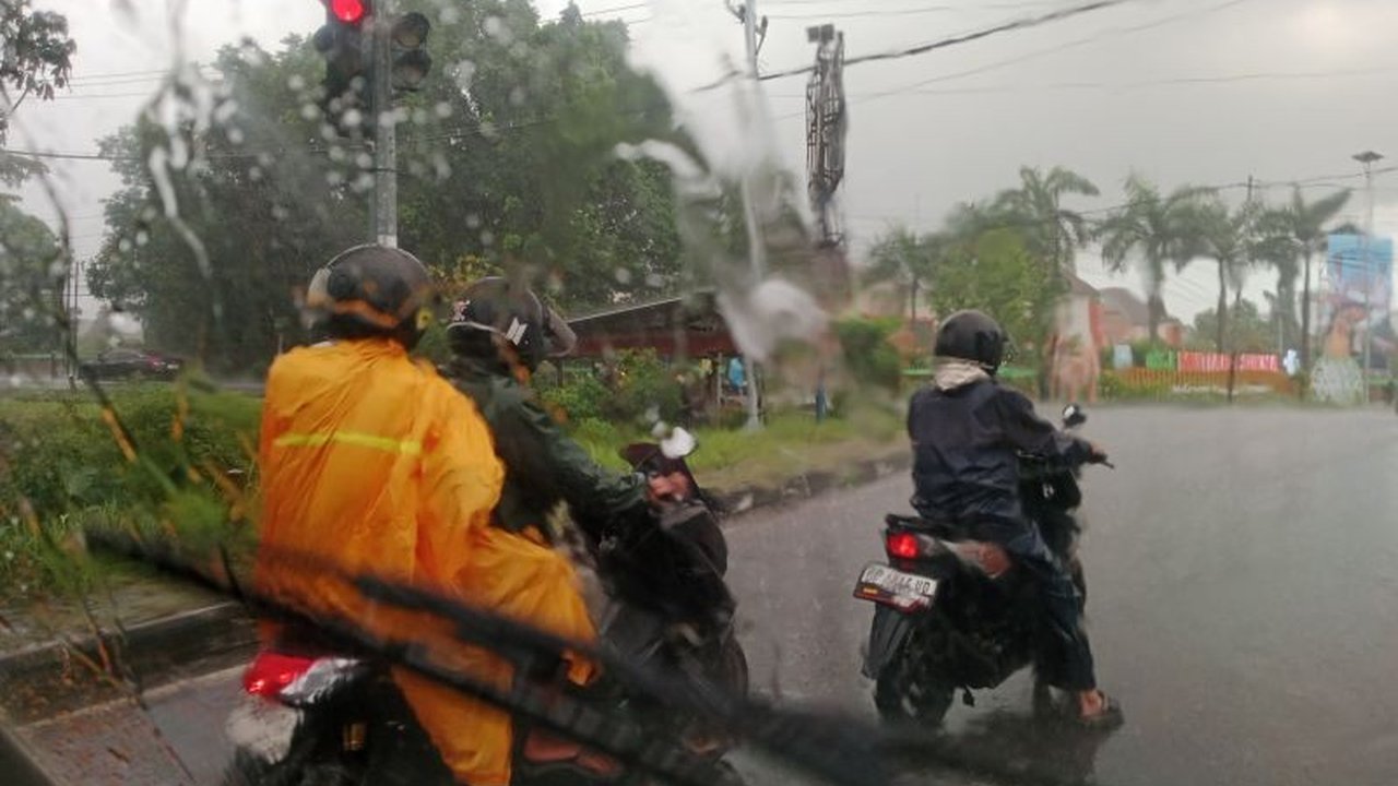 BMKG memprediksi peluang curah hujan di Nusa Tenggara Barat (NTB) akan berkurang di awal Ramadhan 2025, meskipun potensi bencana hidrometeorologi tetap perlu diwaspadai.