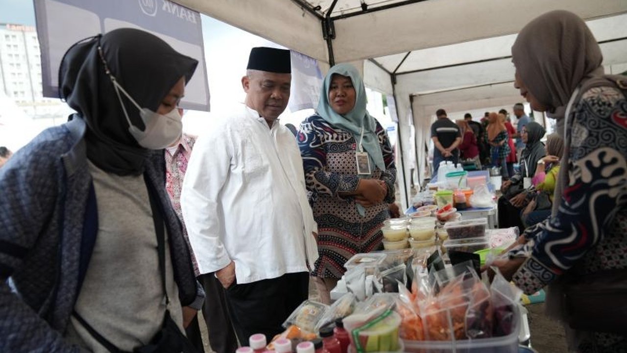 Bupati Sleman, Harda Kiswaya, melihat momentum Ramadhan sebagai berkah bagi UMKM di Sleman, terbukti dengan kesuksesan pasar takjil di Sinduadi yang mendorong pertumbuhan ekonomi lokal.