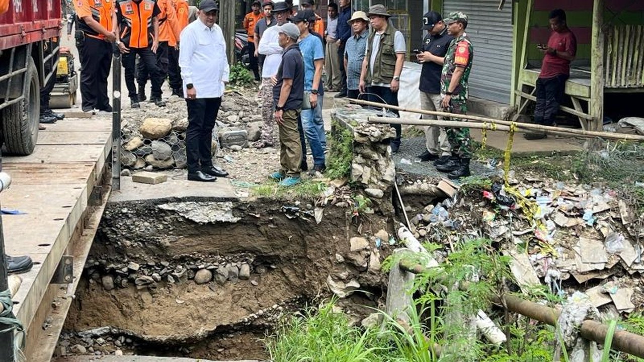Bupati Bogor, Rudy Susmanto, menggunakan dana pribadinya untuk mempercepat perbaikan jembatan amblas di Citeureup, yang memutus akses jalan utama dan mengganggu aktivitas warga jelang Idul Fitri.