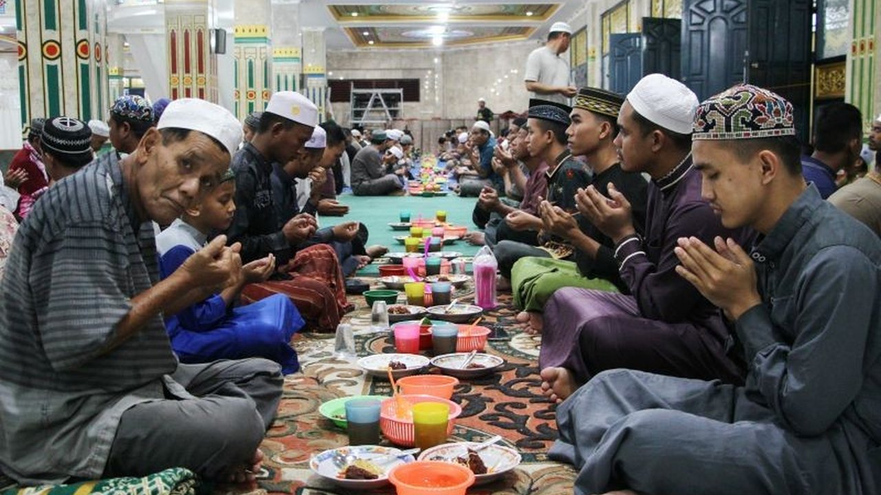 Polres Singkawang kerahkan personel untuk mengamankan masjid selama Ramadhan dan mencegah balap liar, menciptakan suasana aman dan nyaman bagi masyarakat.